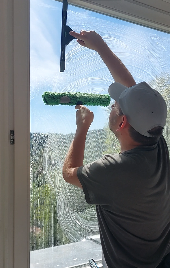 Foto einer Fensterreinigung in Aktion